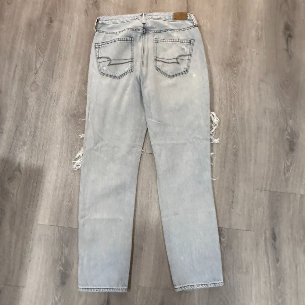 American Eagle Jeans Womens 4 Light Wash Mom Jean Distressed High Rise 28x28 - Picture 2 of 8